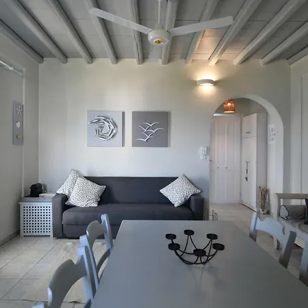 Dom wakacyjny Nava Devine Water Front House In *