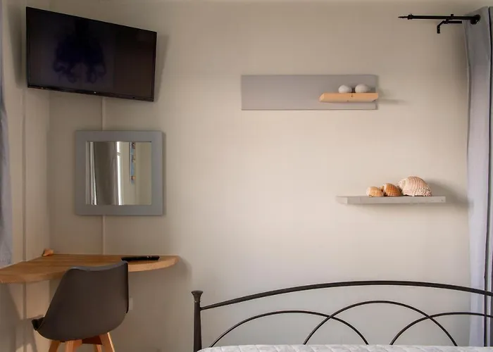 Semesterbostad Nava Devine Water Front House In *