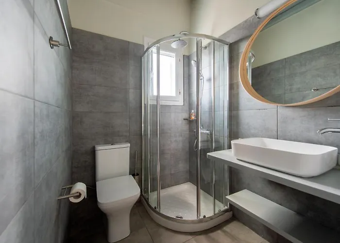 Nava Devine Water Front House In Semesterbostad