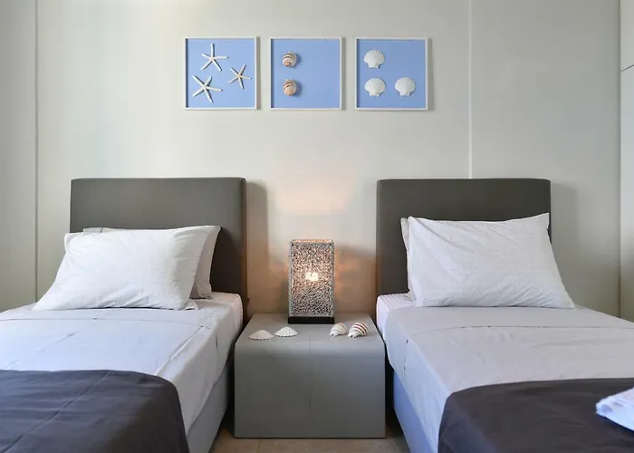 Nava Devine Water Front House In Semesterbostad